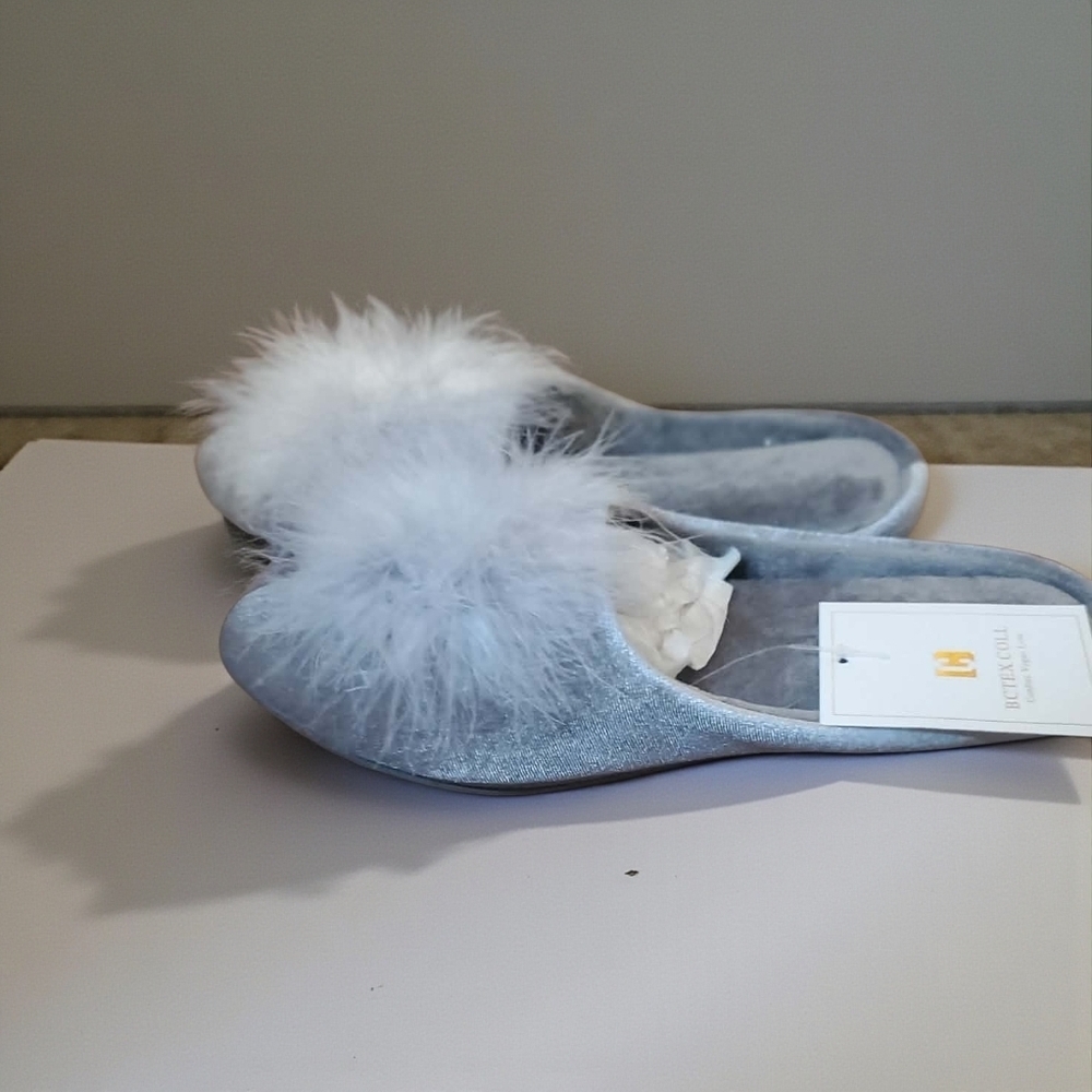 NWT BCTEN COLL Women's Gray Fur Slippers - Picture 3 of 4
